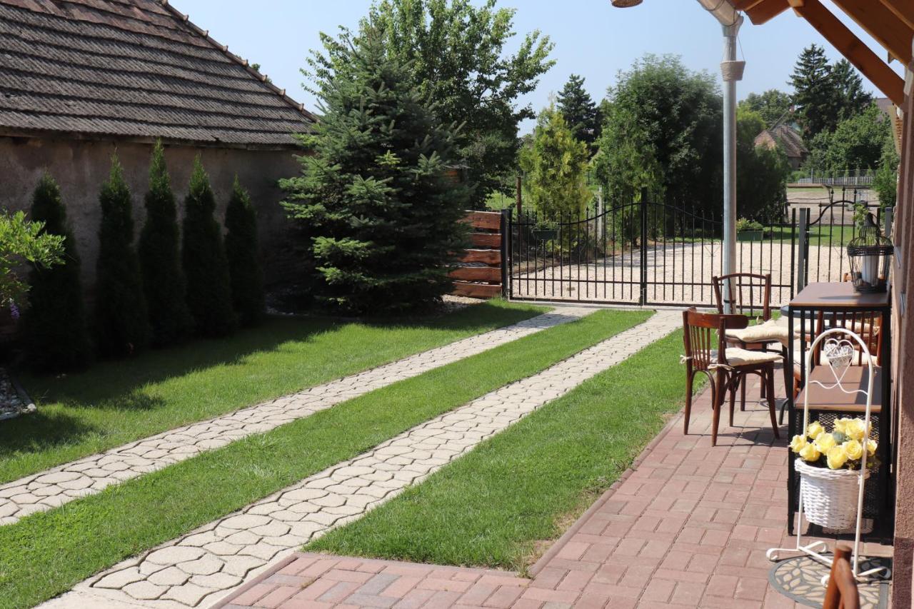 Lidia Vendeghaz Hotel Tata Exterior photo