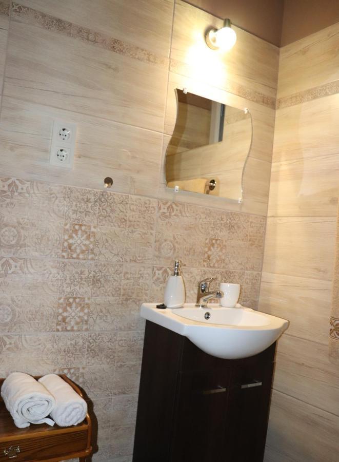 Lidia Vendeghaz Hotel Tata Exterior photo
